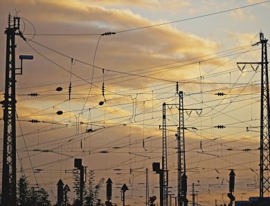 Kiedy konieczna jest modernizacja kolejowych instalacji elektrycznych?