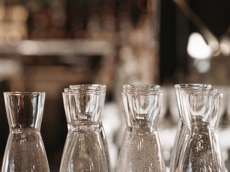 Karafki kryształowe – jakie napoje w nich serwować?