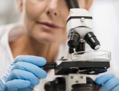 Mikroskopowa biopsja jądra – kiedy należy ją wykonać?