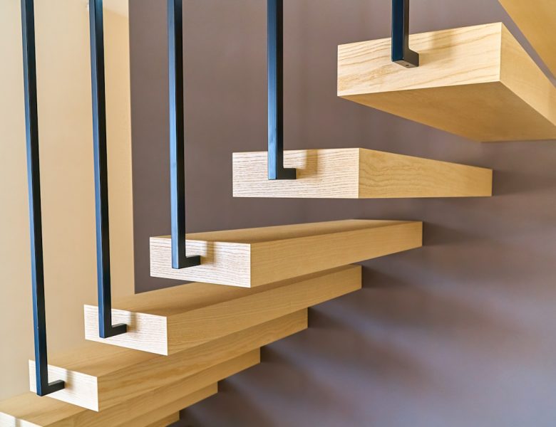 Czym wyróżniają się schody półkowe?